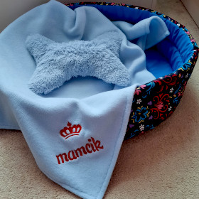 niebieski kocyk dla psa z czerwonym imieniem mamcik sweetapaszka.pl